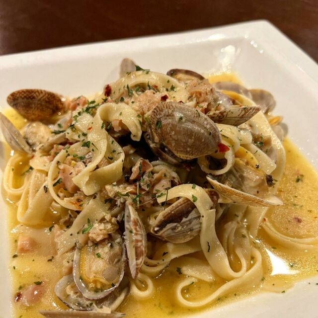 No meat on Fridays? Craving something different? We’ve got $16 Linguine & Clams every Friday from open till close… or sell out 😋 Served with garlic bread & little neck clams!