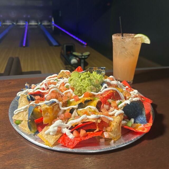Cheers to happiness! 🍻 Join us Monday-Friday, 4-6pm for Happy Hour delights: $5 Nachos, $5 Pretzel Bites, $15 Buckets of Beer, and sip on our $5 Cocktail of the Day. Let the good times roll! 🎉 #HappyHour